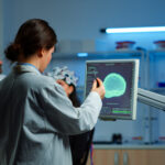 νευρολόγος με ειδίκευση στην άνοια